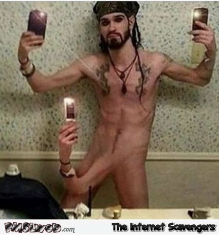 Hilarious naked selfie